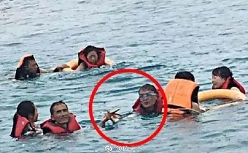 游客在泰國抓海星拍照為何引起熱議  為何在泰國抓海星需謹慎呢